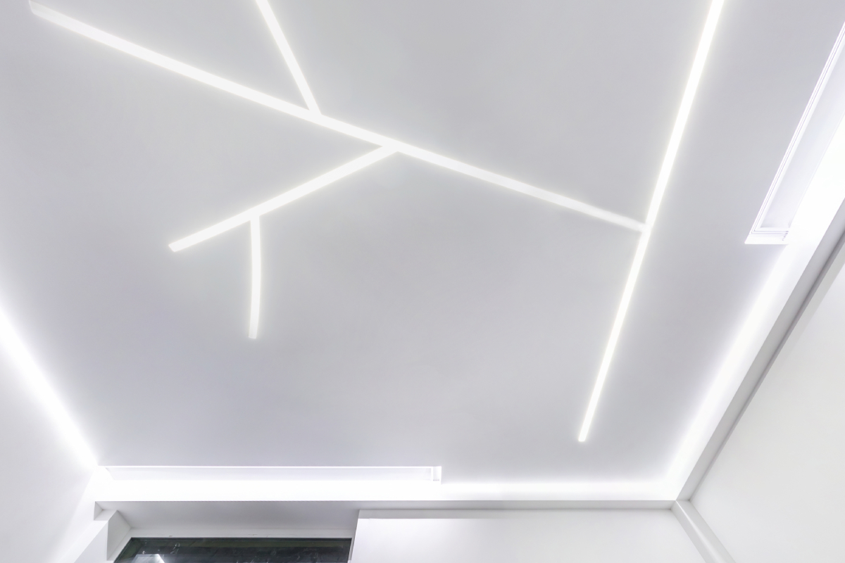Įtempiamos lubos su LED linijomis